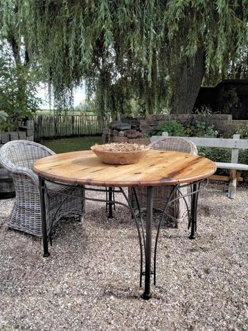 Eettafel rond 140, leuk in serre/overkapping.  beschikbaar voor biedingen