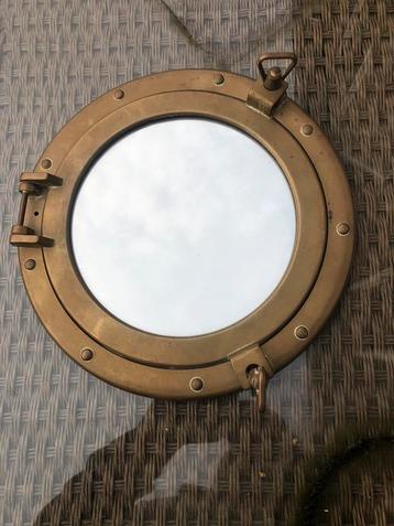 Patrijspoort spiegel beschikbaar voor biedingen