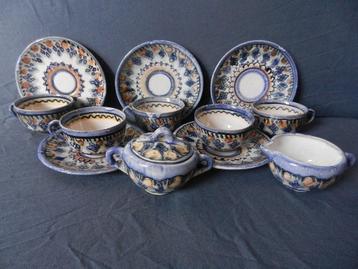 Gekleurd 13-delig servies ca1955/60 D.0.K. DOK De oude Kruik beschikbaar voor biedingen