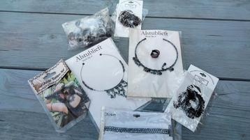 Partij met div ringen,armbandjes en chokers beschikbaar voor biedingen