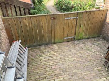 Lage hardhout tuinschutting met poortje deurtje schutting beschikbaar voor biedingen