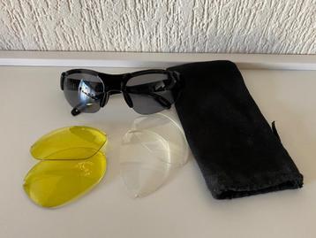 zonnebril met verwisselbare glazen. beschikbaar voor biedingen
