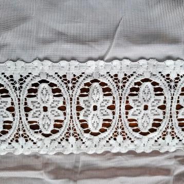 Vintage wit en breed roede gordijn beschikbaar voor biedingen