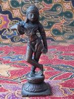 Mooi antiek brons beeldje uit India van een Devi 9,7 cm.