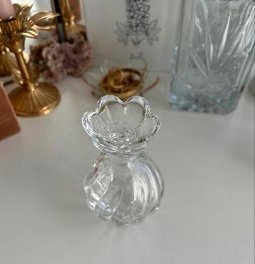 Vintage glazen parfumfles beschikbaar voor biedingen