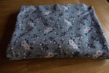 zachte stevige bloemetjes lap - grijze tricot - nummer 13 beschikbaar voor biedingen