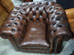 Robuuste XL Chesterfield club fauteuil bruin leer +BEZORGING, Huis en Inrichting, Fauteuils, Ophalen of Verzenden, Zo goed als nieuw