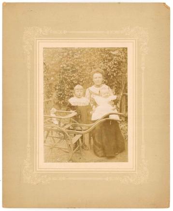 Kabinetfoto van vrouw met kind en baby en kinderwagen beschikbaar voor biedingen