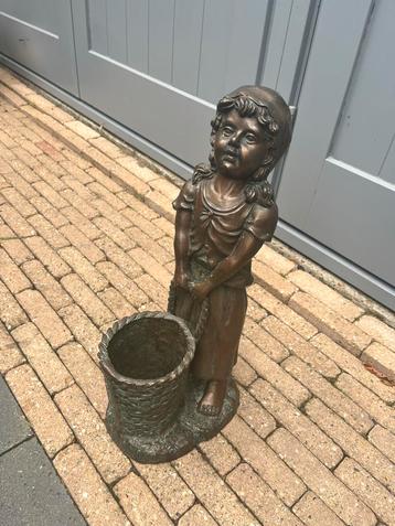 Groot Bronzen Beeld - Meisje met Mand beschikbaar voor biedingen