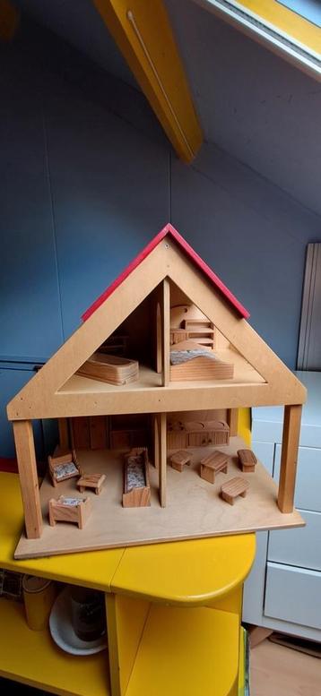 Poppenhuis van hout, met rood dak beschikbaar voor biedingen