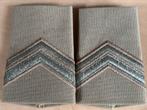 Set rangen wachtmeester 1 tbv DT Tropen uniform cavalerie, Verzamelen, Ophalen of Verzenden, Marechaussee, Nederland, Embleem of Badge