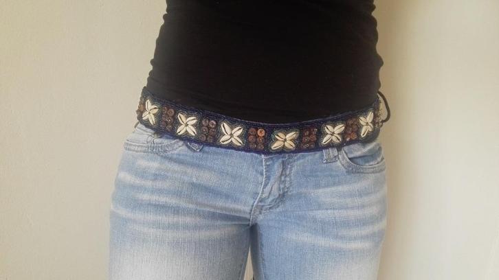 Nieuwe riem donkerblauwe glaskraaltjes en schelp, Kleding | Dames, Riemen en Ceinturen, Nieuw, Heupriem, Minder dan 80 cm, 3 tot 5 cm