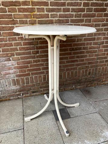 Sta tafel voor tuinfeest gebruikt beschikbaar voor biedingen