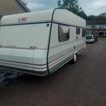 Lmc 4 persoons caravan goed onderhouden en kurkdroog. beschikbaar voor biedingen