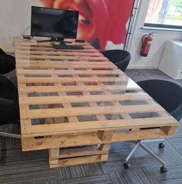 Gratis Tafel van pallets met glasplaat beschikbaar voor biedingen