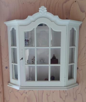 Oud vitrine kastje met verlichting en met 2 glasplaatjes beschikbaar voor biedingen