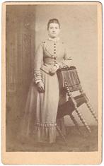 CDV dun karton - Vrouw Jurk Stoel, Gebruikt, Foto, Ophalen of Verzenden, Voor 1940