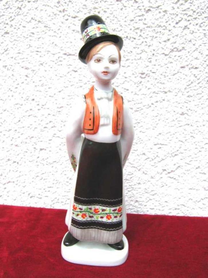 Hollohaza - Jongen met hoge zwarte hoed (127), Verzamelen, Beelden en Beeldjes, Zo goed als nieuw, Mens, Ophalen