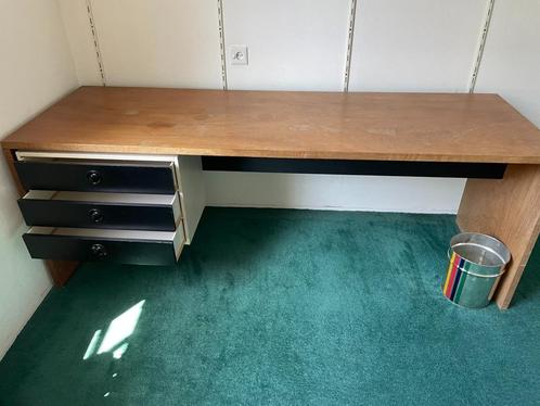Stevig hout bureau. KOOPJE NU!! L200xD66xH73 MOET WEG! WIE?, Huis en Inrichting, Bureaus, Gebruikt, Bureau, Ophalen
