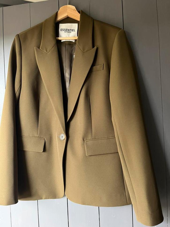 Kaki bruine blazer van Essentiel Antwerp, Kleding | Dames, Jasjes, Kostuums en Pakken, Nieuw, Jasje, Maat 38/40 (M), Bruin, Verzenden