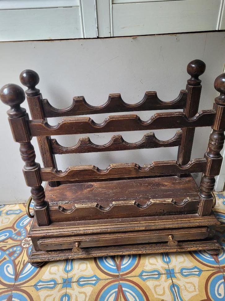 Old look houten wijnrek met opberg lade, Huis en Inrichting, Woonaccessoires | Wijnrekken, Zo goed als nieuw, 50 tot 75 cm, Hout