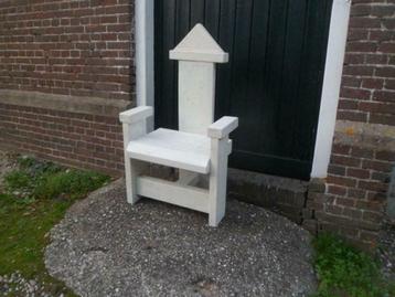 Uniek KINDERSTOELTJE, HOUTEN TROON 89 cm. hoog stoeltje kind beschikbaar voor biedingen