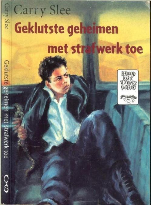 NIEUW boek: Carry Slee Geklutste geheimen met strafwerk toe, Boeken, Kinderboeken | Jeugd | 13 jaar en ouder, Nieuw, Ophalen