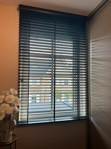 Zwarte jaloezieën/luxaflex 115,4x160cm beschikbaar voor biedingen