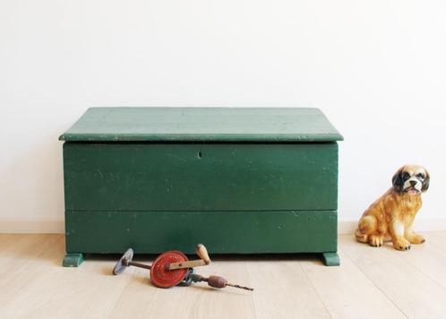 Grote antieke kist met inhoud. Vintage timmermans/dekenkist, Huis en Inrichting, Woonaccessoires | Kisten, Gebruikt, Minder dan 50 cm