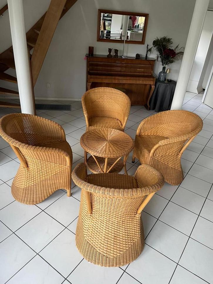 Rieten set: 4 stoelen en een tafel OPHALEN IN ARKEL, Huis en Inrichting, Tafels | Bijzettafels, Gebruikt, Rond, 45 tot 60 cm, Minder dan 55 cm