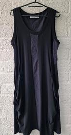 Zwarte Jurk van Deca De Vous À Nous - Staat Goed, apart M, Ophalen of Verzenden, Zo goed als nieuw, Zwart, Boven de knie