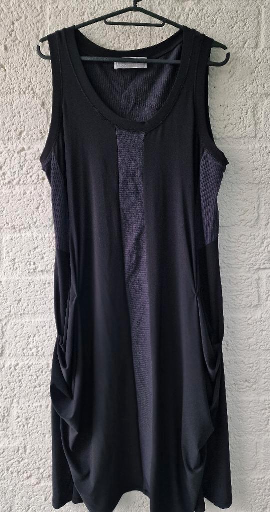 Zwarte Jurk van Deca De Vous À Nous - Staat Goed, apart M, Kleding | Dames, Jurken, Zo goed als nieuw, Zwart, Boven de knie, Ophalen of Verzenden