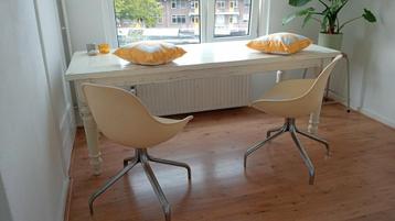 Eetkamertafel van 2 meter lang beschikbaar voor biedingen