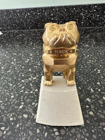 MACK ornament ( truck ) ornament. Goudkleurig.  beschikbaar voor biedingen