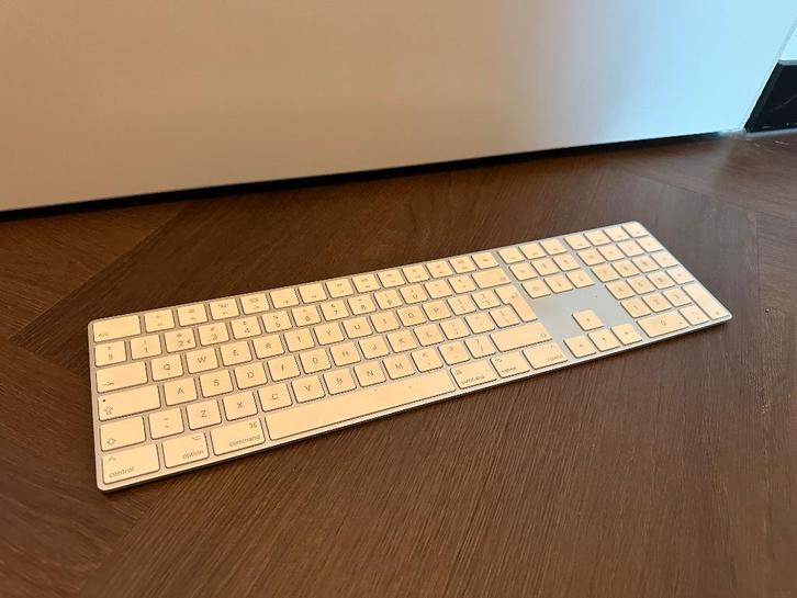 Apple Magic Keyboard met numeriek toetsenblok - Nederlands, Computers en Software, Toetsenborden, Zo goed als nieuw, Qwerty, Draadloos