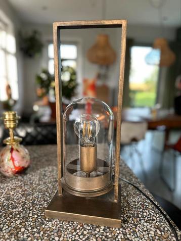 Erg leuke metalen tafellamp beschikbaar voor biedingen