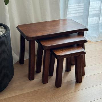 Vintage brutalist houten bijzettafeltjes / nesting tables beschikbaar voor biedingen