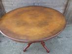 Ronde tafel met wortelnoten bloempatroon, Ophalen