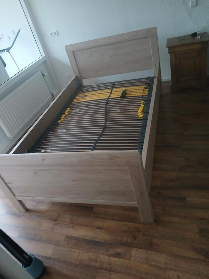 Elektrisch verstelbaar bed, Huis en Inrichting, Slaapkamer | Bedden, Zo goed als nieuw, Eenpersoons, 120 cm, 200 cm, Hout, Beige