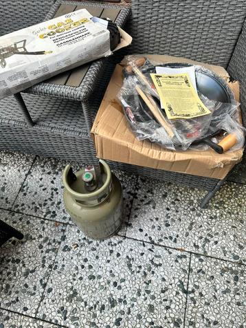 Wok op gas , bbq beschikbaar voor biedingen