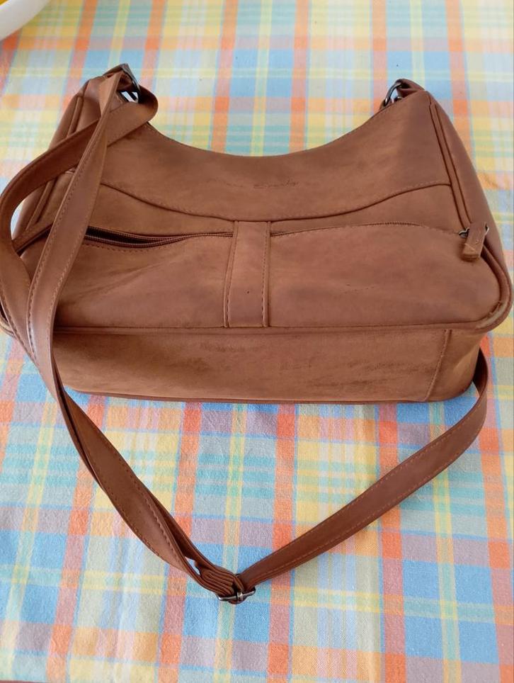 Bruine leather look Schoudertas - Stijlvol en Praktisch!, Sieraden, Tassen en Uiterlijk, Tassen | Damestassen, Zo goed als nieuw