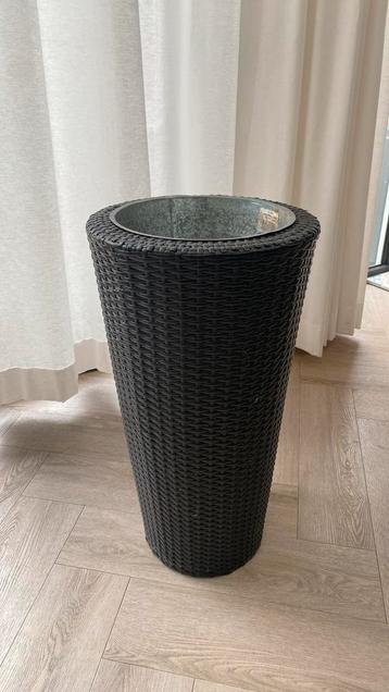 Rieten plantenbak beschikbaar voor biedingen