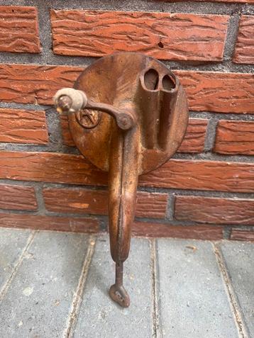 Antieke bonensnijder ….  beschikbaar voor biedingen