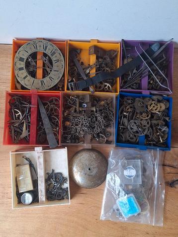 Groot lot met horloge en klokken gereedschap / onderdelen beschikbaar voor biedingen