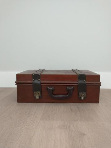 Bruine Houten Koffer beschikbaar voor biedingen