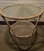 Jaren '60/70 Rohé Noordwolde rotan tafeltje met gewolkt glas, Huis en Inrichting, Tafels | Bijzettafels, Minder dan 55 cm, Gebruikt