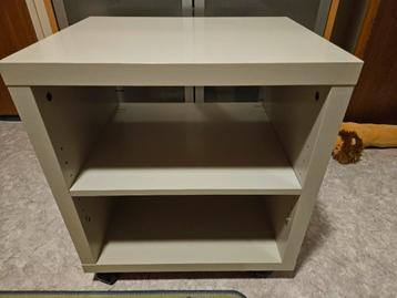 Simpel IKEA nachtkastje te koop! beschikbaar voor biedingen