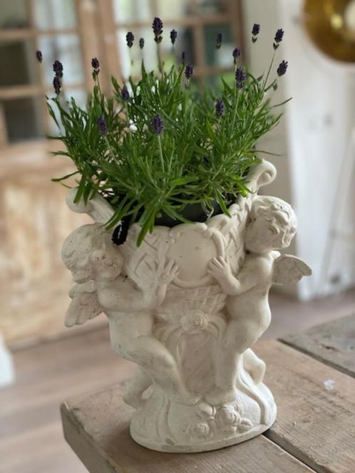 Grote brocante tuinvaas tuinornament Engeltjes wit aardewerk, Antiek en Kunst, Antiek | Vazen, Ophalen