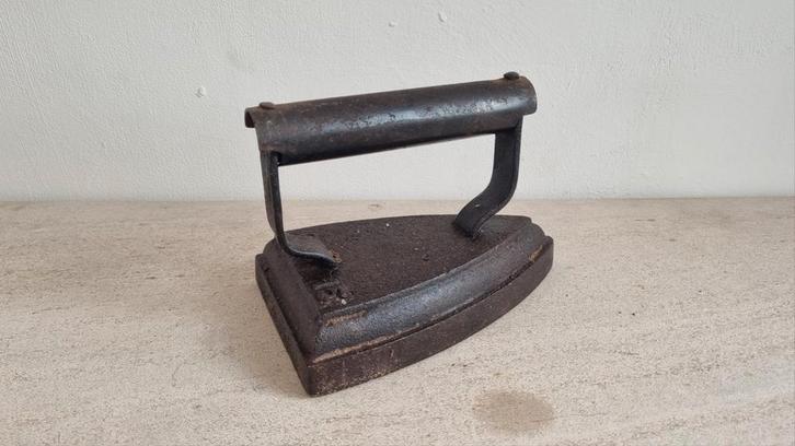 Antiek Strijkijzer - Decoratief en Functioneel, Antiek en Kunst, Antiek | Keukenbenodigdheden, Ophalen of Verzenden