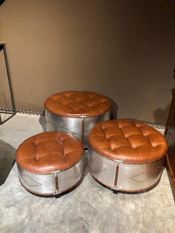 3 stuks Lederen poef met metalen accenten Nieuw beschikbaar voor biedingen